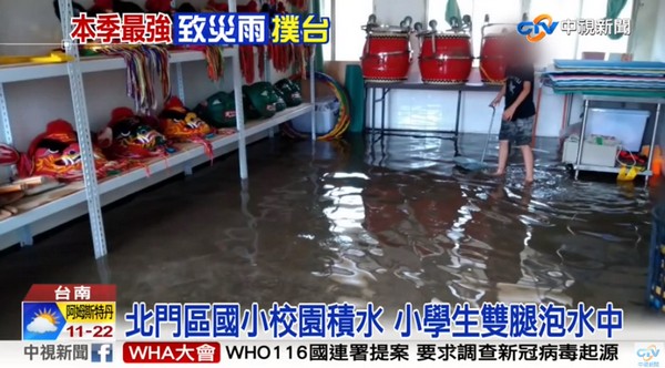 影 台南又淹水了 學生雙腿泡水中店家 下15分鐘就淹15分鐘 怒吼